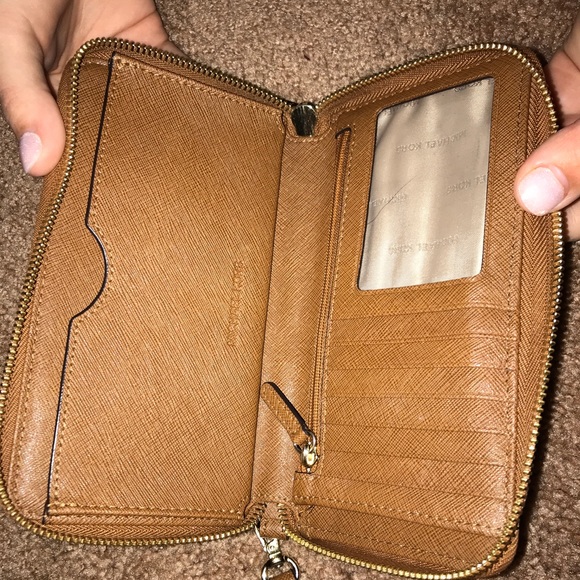 Michael Kors wristlet - Picture 2 of 4